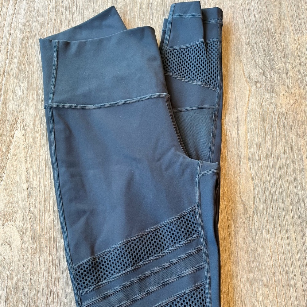 Lululemon wunder under, mesh details on the front, steel blue/grey Size 6